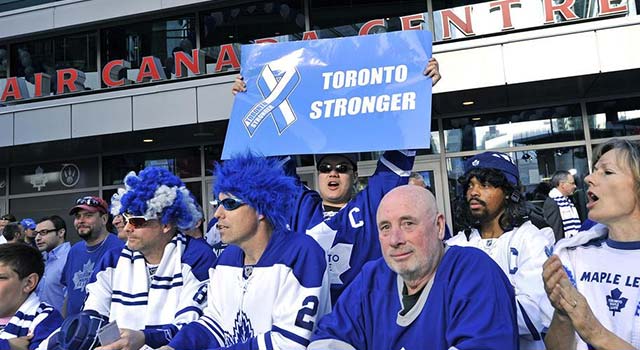 Hockey Fan Makes 'Toronto Stronger' Sign To Taunt Boston