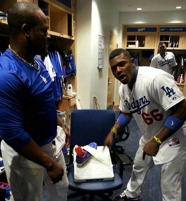 Yasiel Puig - Juan Uribe Foot